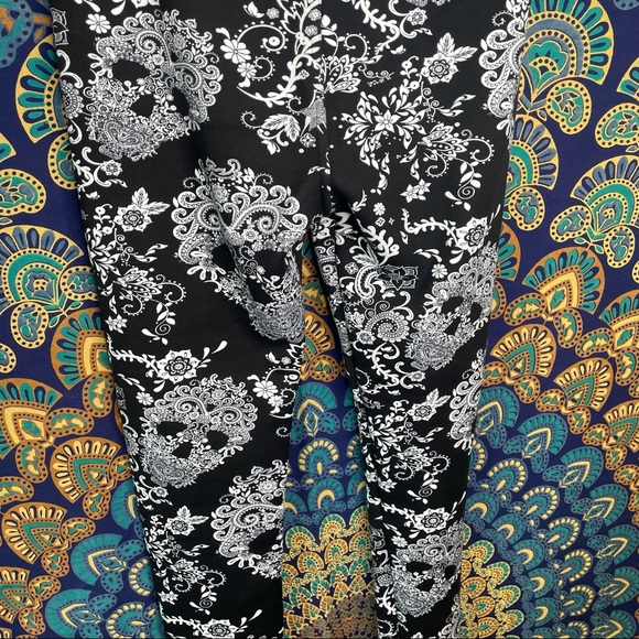 Just Cozy NWOT skull leggings - Picture 10 of 11